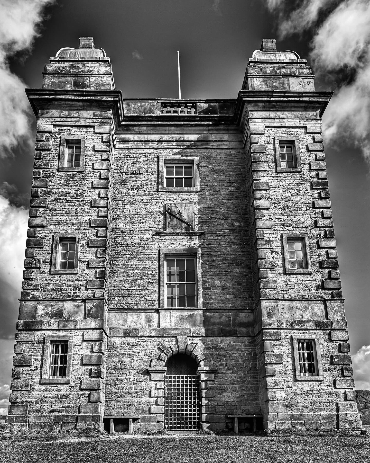 III:30#smlp #lymenationaltrust #Lyme #shotoniphone #iphonography #blackandwhite #architecture #sundial #clock