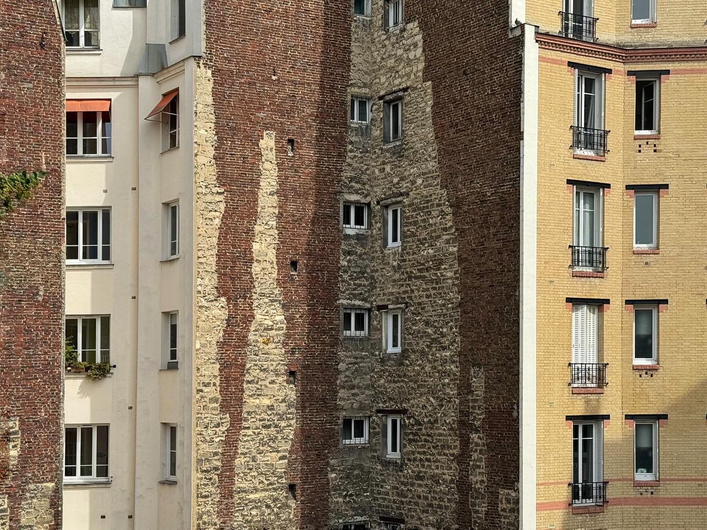 The Wall#windows #wall #appartment #paris #street #smlp #shotoniphone #iphoneography #architecturephotography