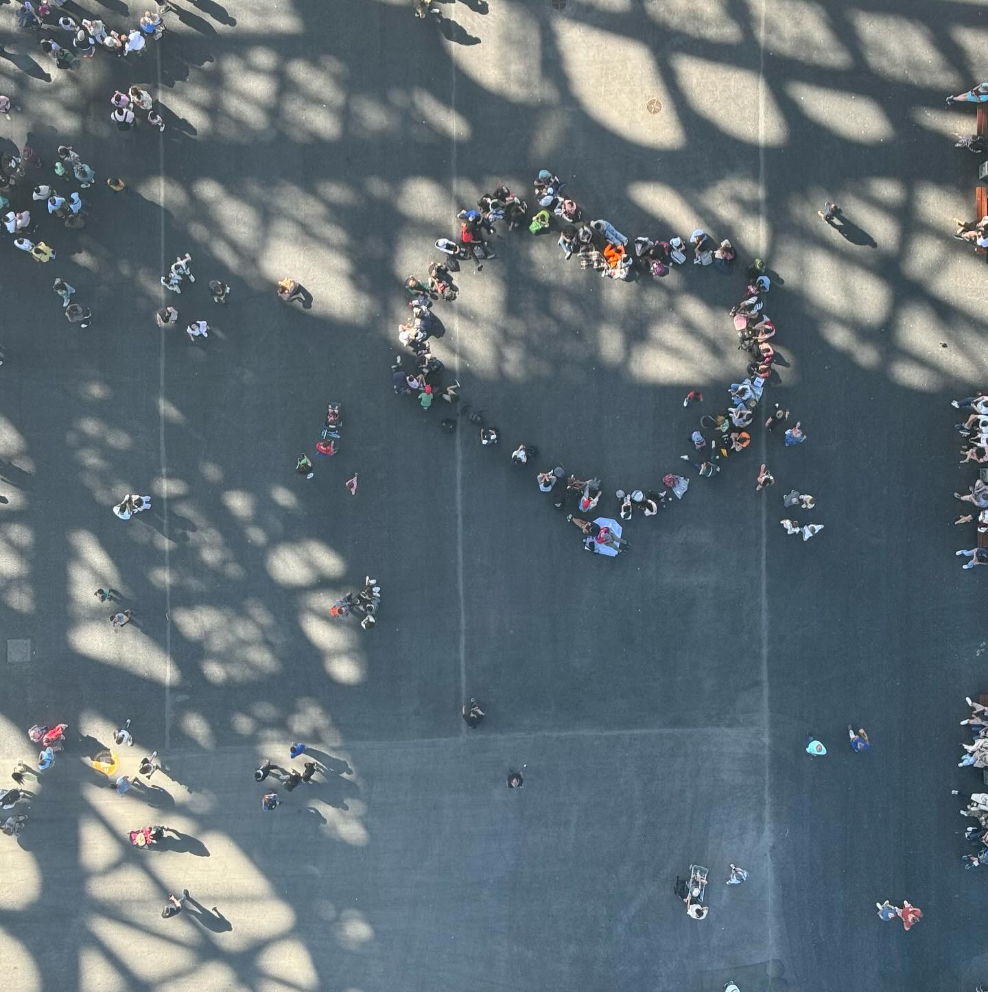 ️ Paris#eiffeltower #paris #peoplefromabove #heart #lookingdown #lookingup #shotoniphone #iphonography #smlp